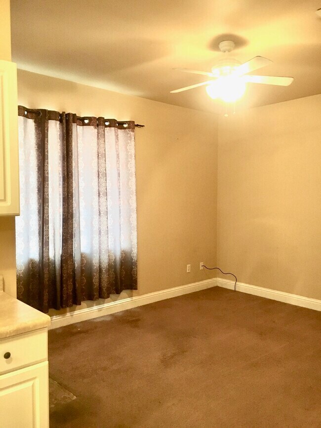 Living room - 138 Briarwood Ct