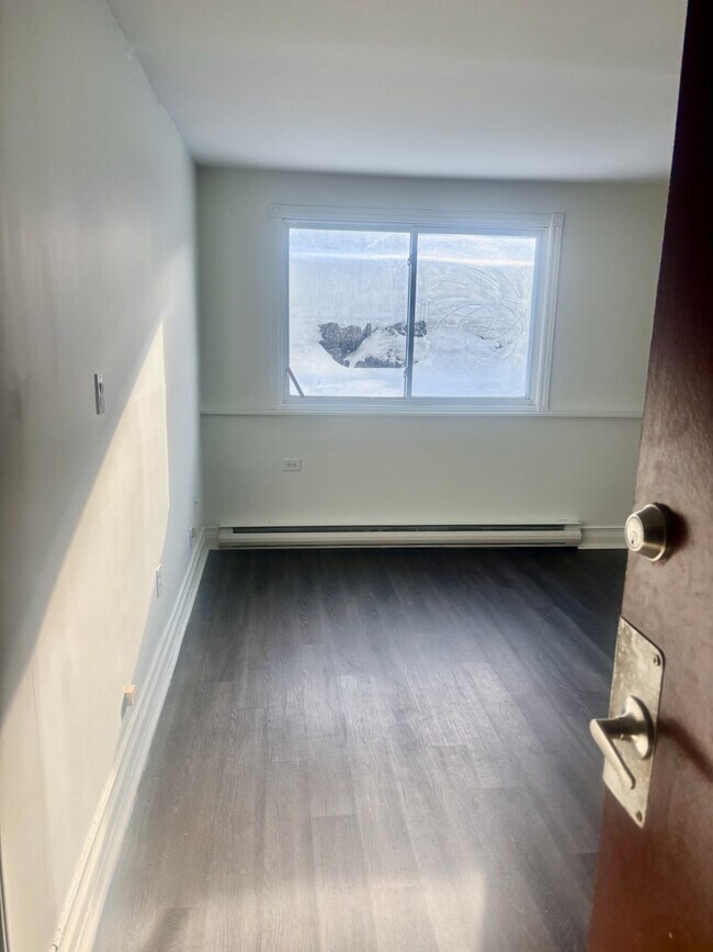 Photo du bâtiment - Spacious unit For Rent