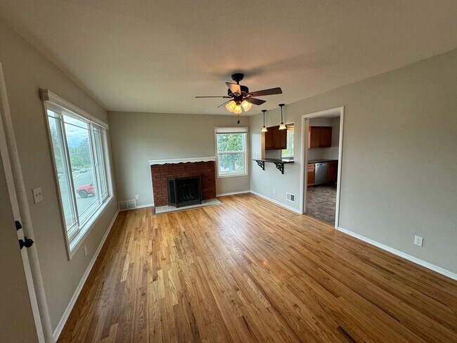 Foto del edificio - Inviting 3 Bed, 2 Bath Home w/ Garage on S...