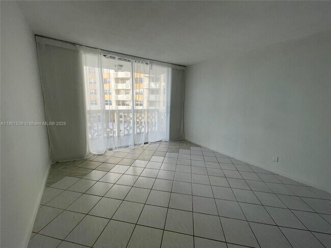 Building Photo - 1817 S Ocean Dr