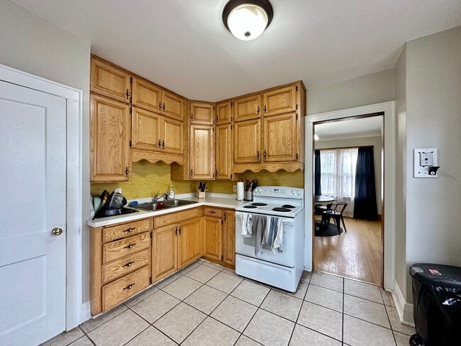 Building Photo - AVAILABLE NOW - 4 Bed, 2 Bath Chester Park...