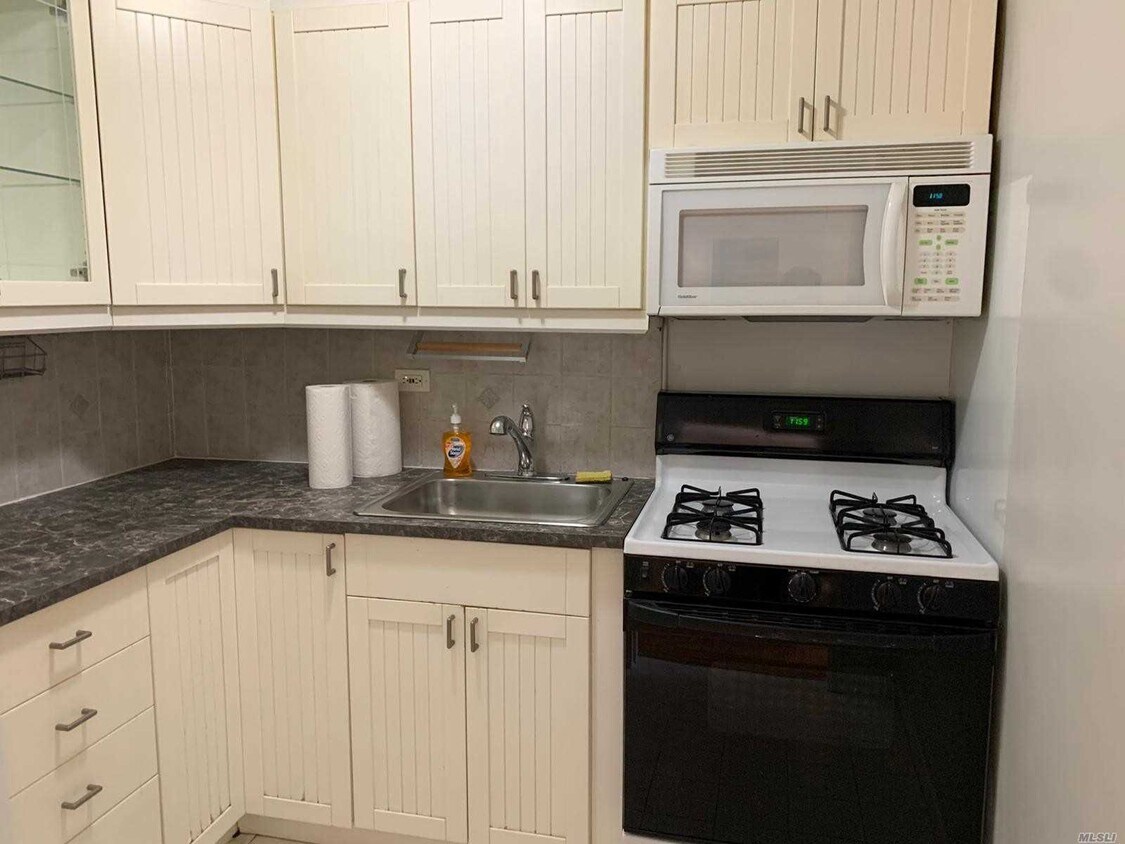 Foto principal - 84-01 Main St