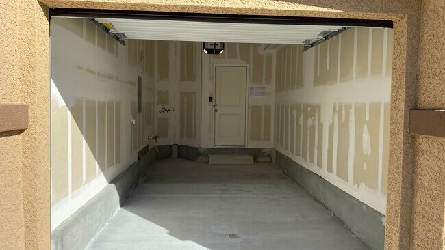 Foto del edificio - 2 Bedroom NEW Townhouse with Mountain Views close to the VA Hospital in North Las Vegas.