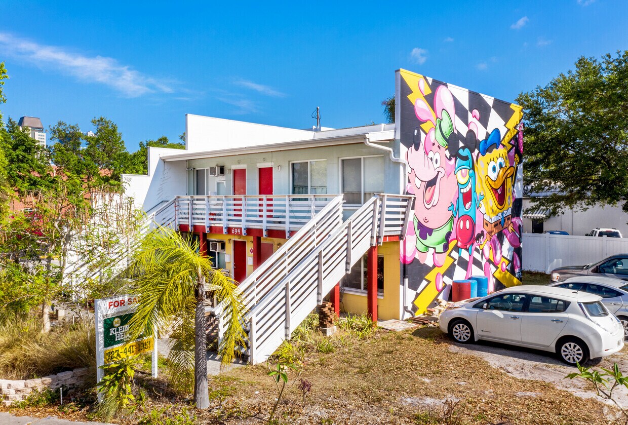 Foto principal - 694 Arlington Ave N