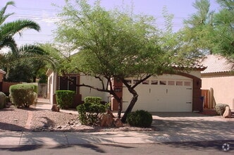 Building Photo - 1027 E Brentrup Dr