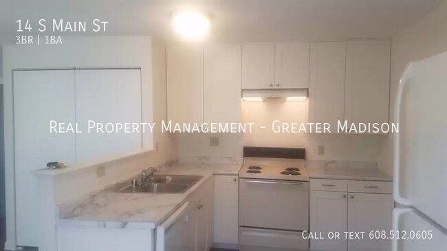 Building Photo - Large main level flat with off street park...
