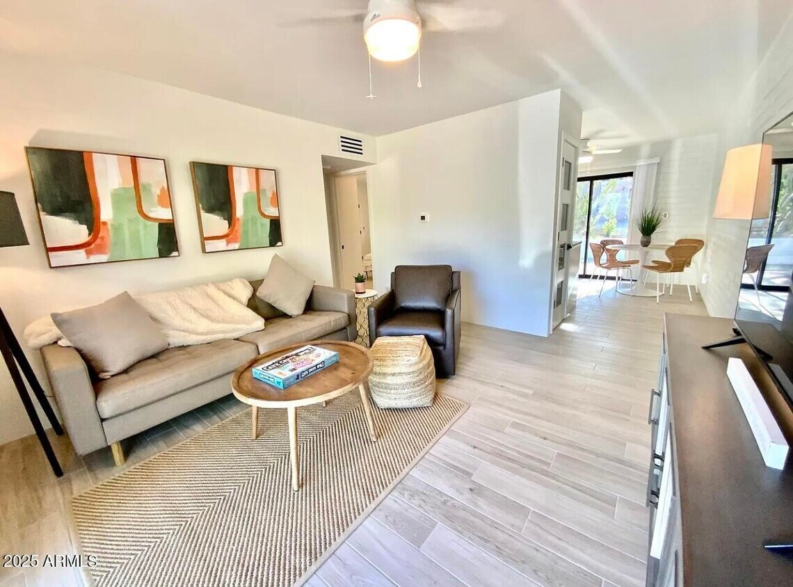Foto principal - 5811 E Surrey Dr