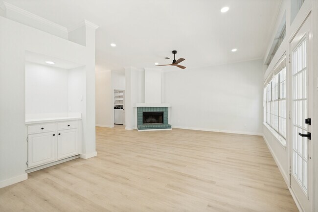 Building Photo - 2112 Carriage Hl