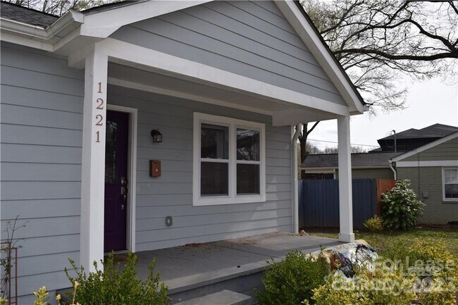 Foto del edificio - 1221 Meadow Ln