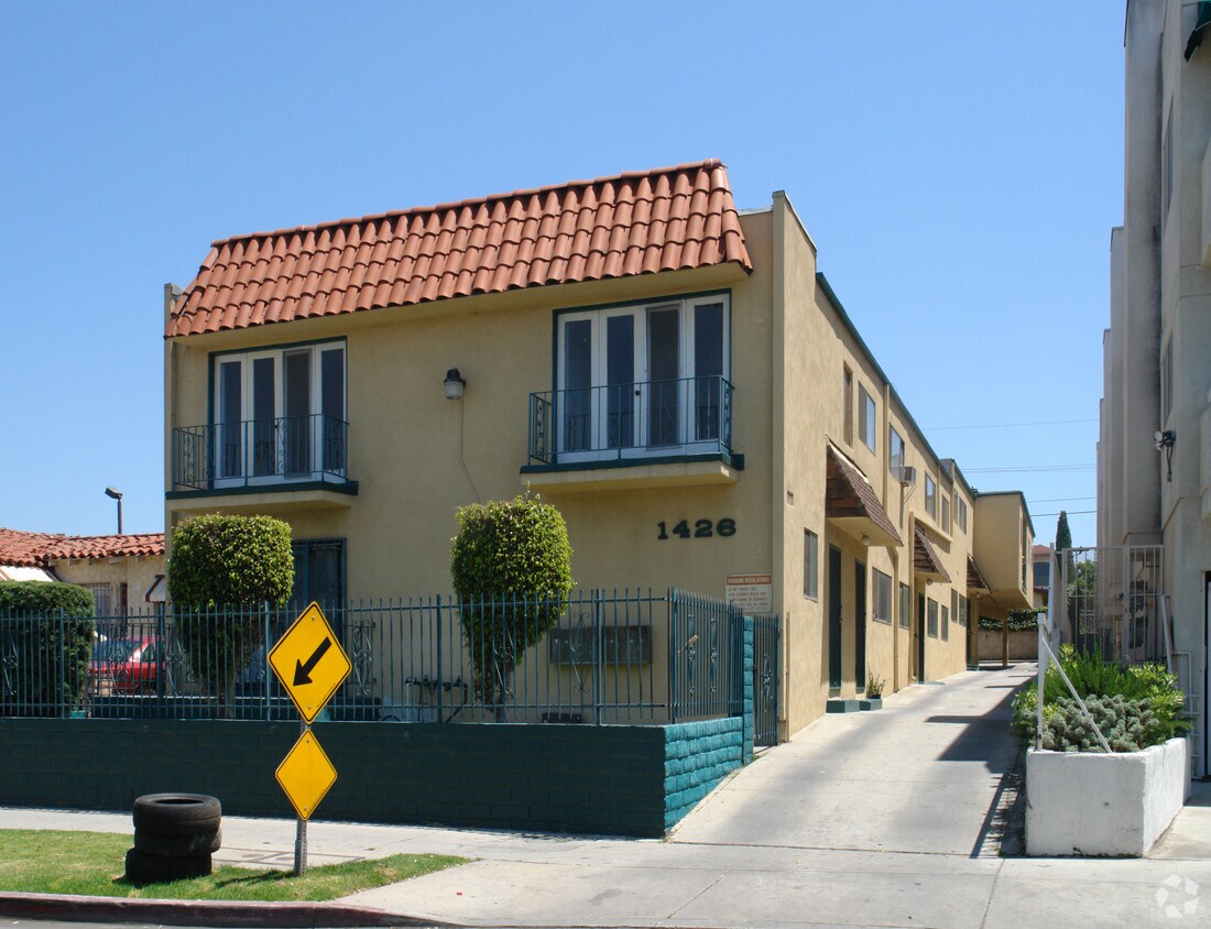 Primary Photo - 1426 S Point View St