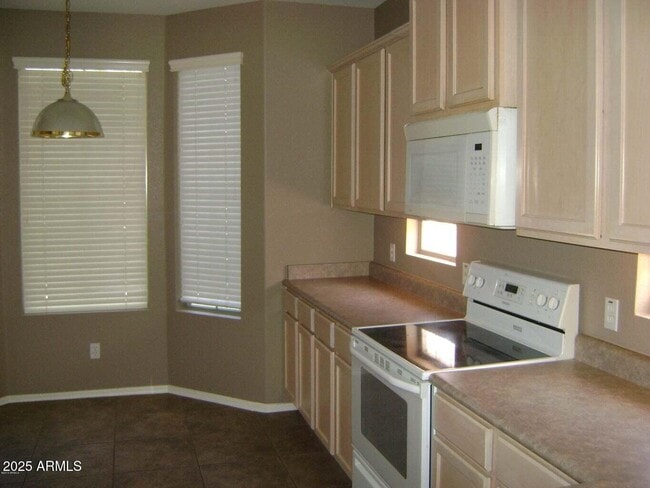 Building Photo - 5261 E Hilton Ave