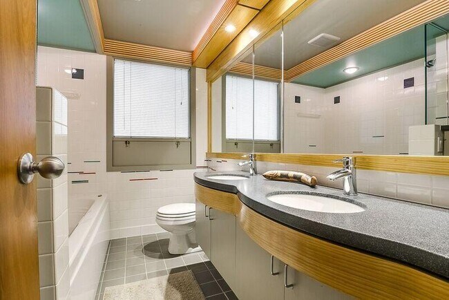 Foto del edificio - 169 S Lakeshore Dr