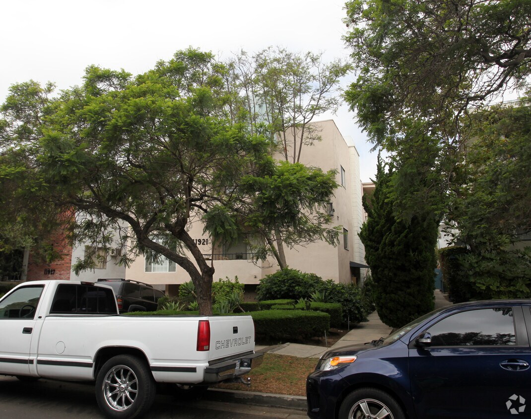 Foto del edificio - 11921 Kiowa Ave