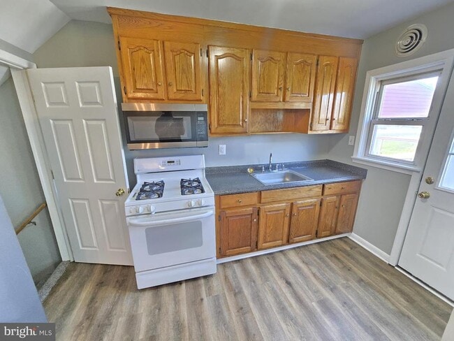 Building Photo - 2205 Redthorn Rd