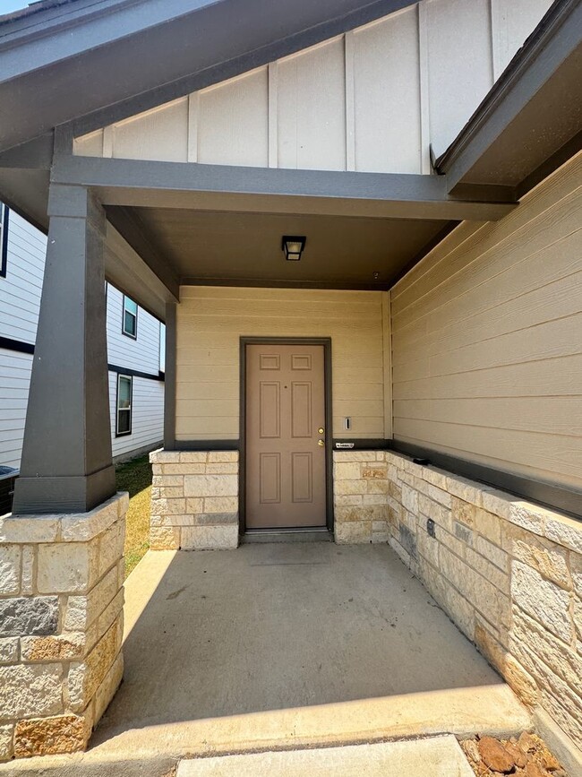 Building Photo - Move-In Ready Modern 4-Bedroom 2 Bath Home in South SA Near Palo Alto College