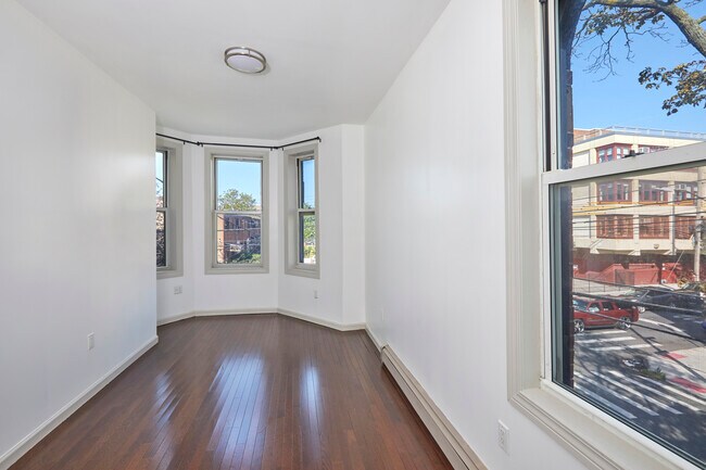 Foto del edificio - 321 Wyona St