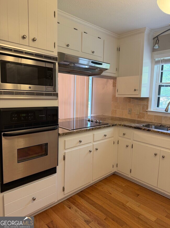 Building Photo - 402 Skyline Dr