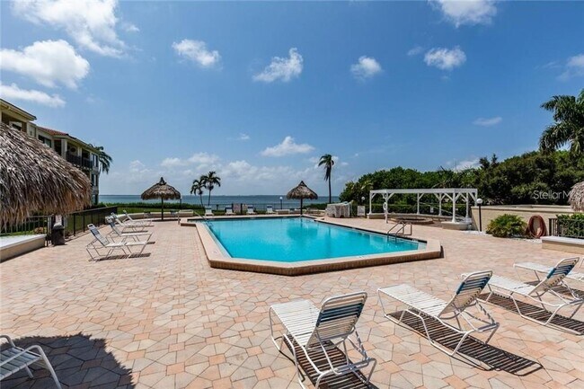 Building Photo - 6061 Bahia Del Mar Blvd S