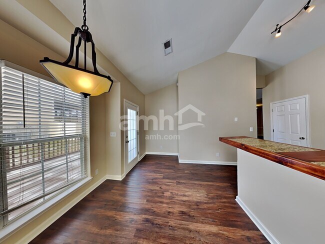 Foto del edificio - 1200 Nighthawk Ct