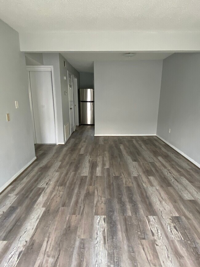 Beautiful new foooring - 102 Oakdale Ct