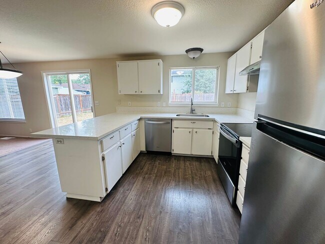 Photo - 4 Bedroom Beaverton Home with Huge Backyard!