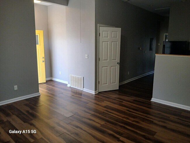 Building Photo - Newly renovated 3 bedroom close to UofL an...
