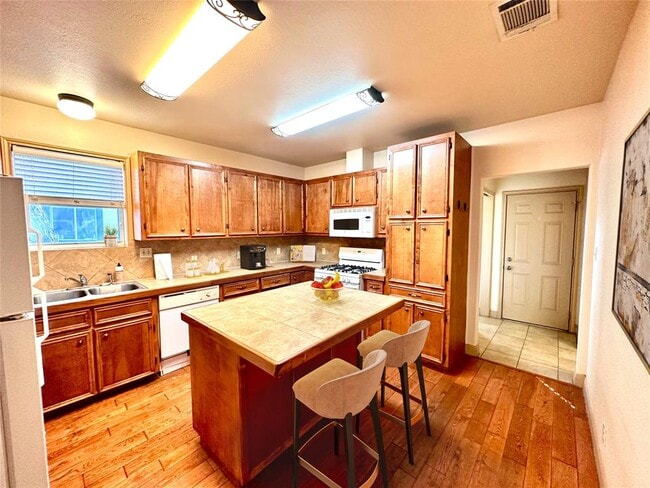 Foto del edificio - 1707 E 21st St