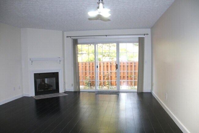 Foto del edificio - 5702 Mango Ln