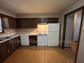 Building Photo - 621 Meadowview Dr