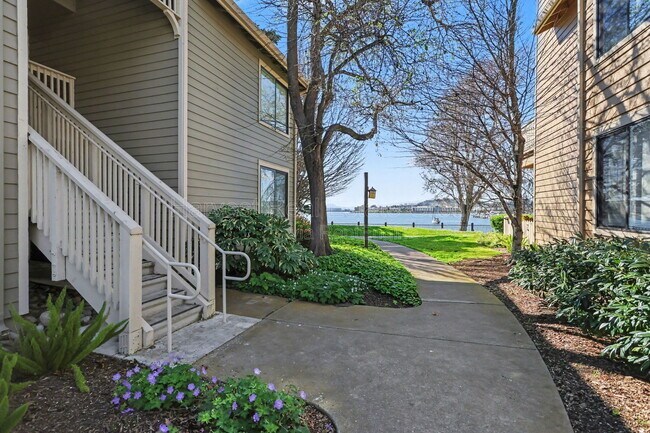 Foto del edificio - 152 Lakeshore Ct