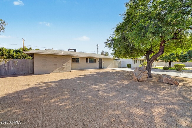 Building Photo - 515 E Vista Del Cerro Dr