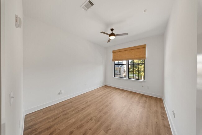 Foto del edificio - 2 Bedroom Condo Near LSU in a gated community