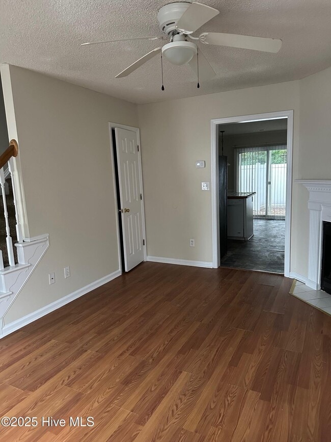 Foto del edificio - 3827 Sterling Pointe Dr