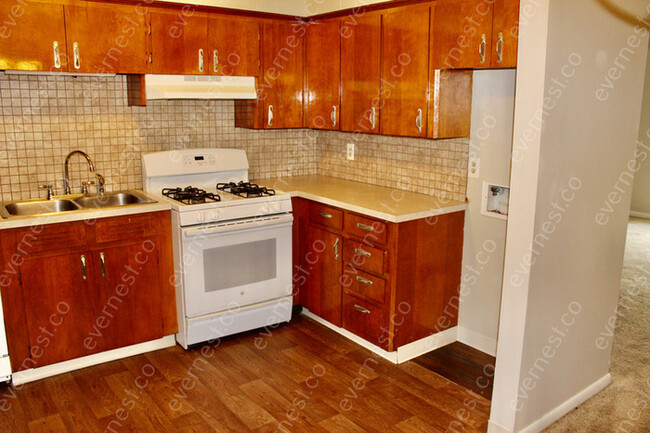 Building Photo - 2 BED & 1.5 BATH / NO PETS / NO S8