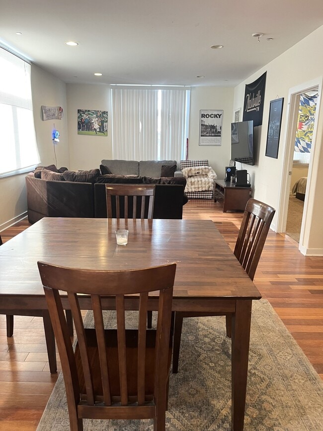 Foto del edificio - 1829 Vineyard St