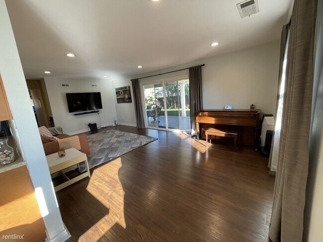 Building Photo - 4 br, 2 bath House - 8301 Blue Lake Dr