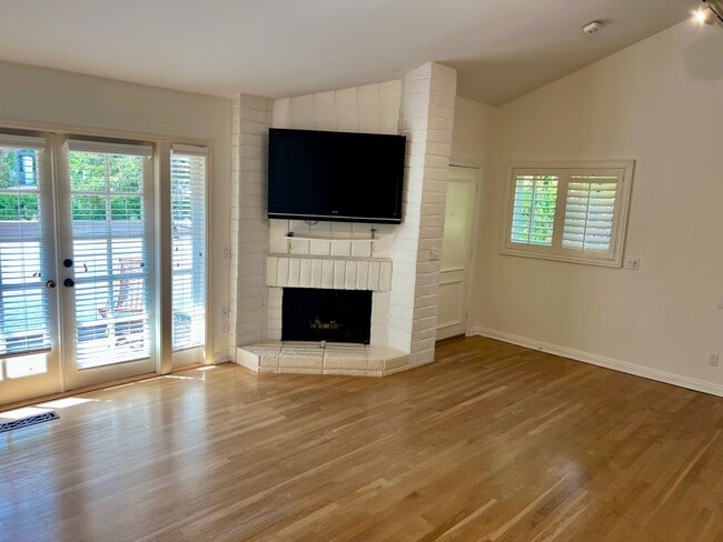Building Photo - 1586 Palisades Dr