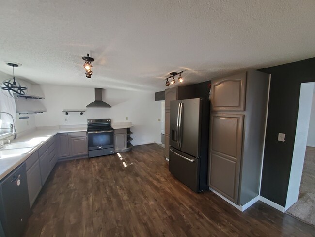 Building Photo - Large 5 Bedroom Available & Half Off The F...