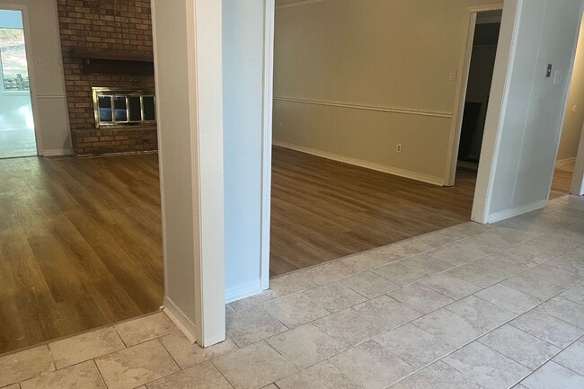 Building Photo - Beautifully Updated 4-Bedroom Home with Gr...
