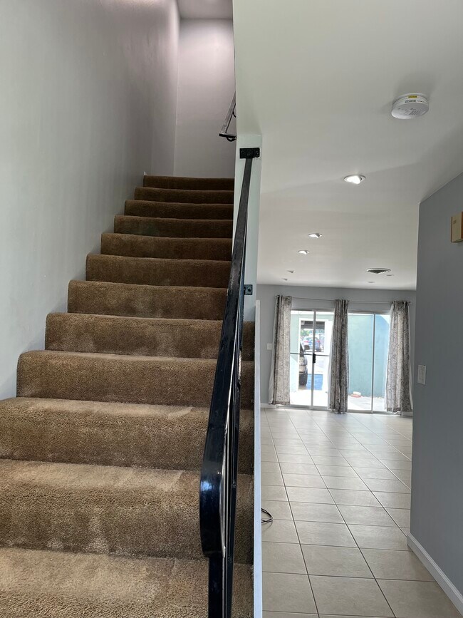 Foto del edificio - 8212 Santa Inez Dr