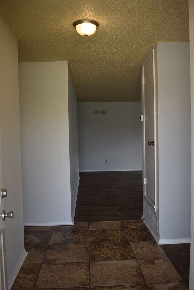 Building Photo - 2900 Cinco Dr