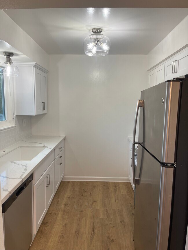 Kitchen - 1265 Manchester Dr