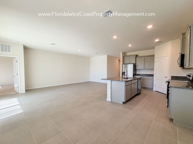 Foto del edificio - LAKEWOOD RANCH! 4 BEDROOM/2 BATH/ PET FRIENDLY! COMMUNITY POOl! READY for MARCH 2026