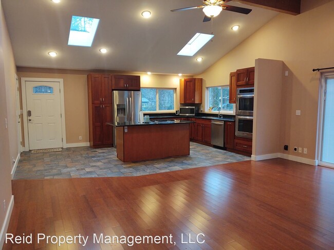 Building Photo - 3 br, 2.5 bath House - 871 NE Larson Blvd