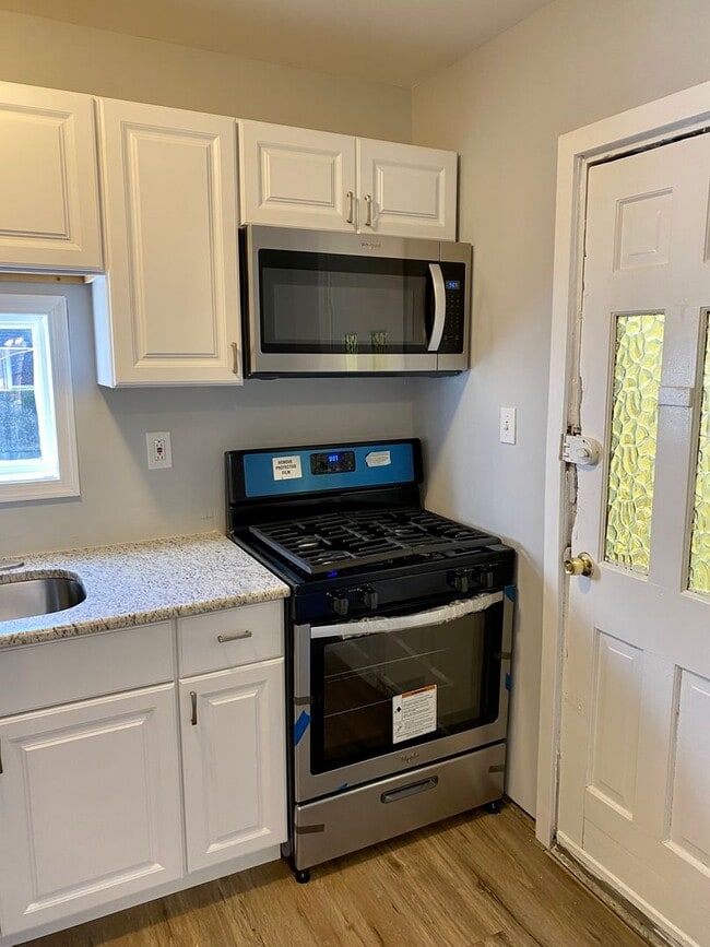 Building Photo - Gorgeous 3BD/1BA Townhouse in Gray's Ferry...