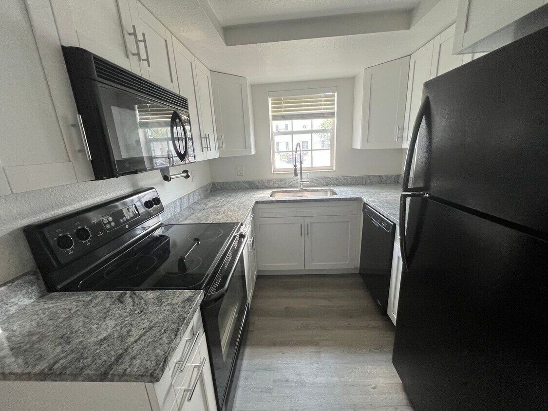 Primary Photo - Modern 3 Bed 2 Bath Condo for Rent in Wint...