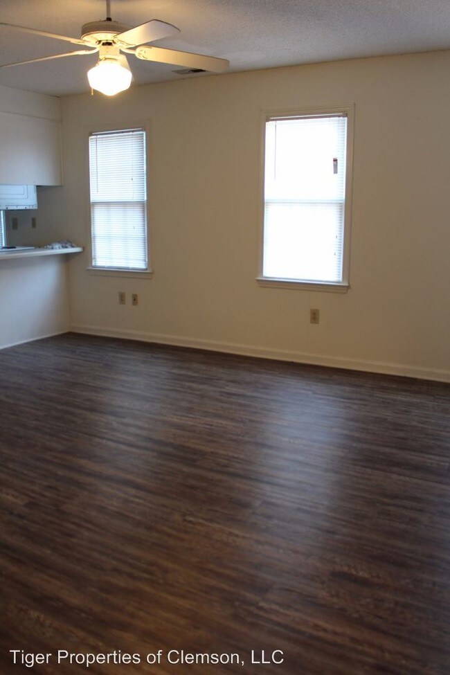 Building Photo - 4 br, 2 bath Room For Rent - 108 Ole Towne Sq
