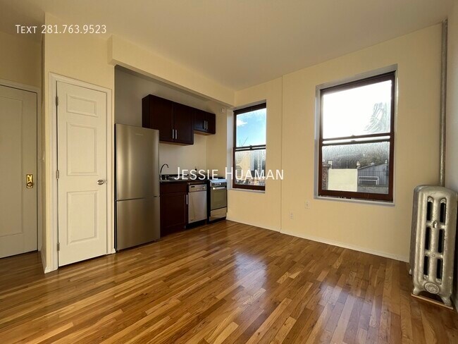 Foto del edificio - 207-209 West 11th Street -4AB