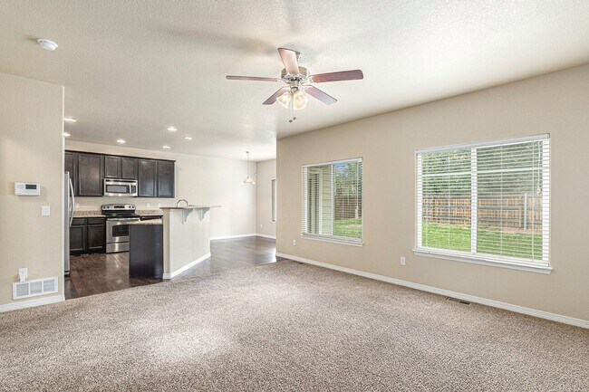 Foto del edificio - Nice Big Home, close to Ft Carson, Updated...