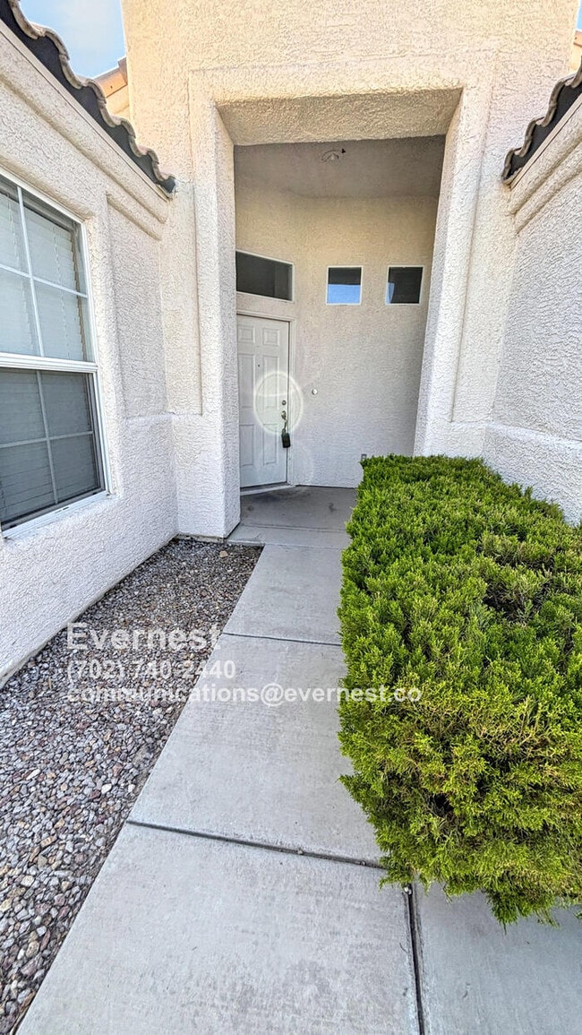 Building Photo - Lovely 3-Bedroom Home with Fireplace and M...